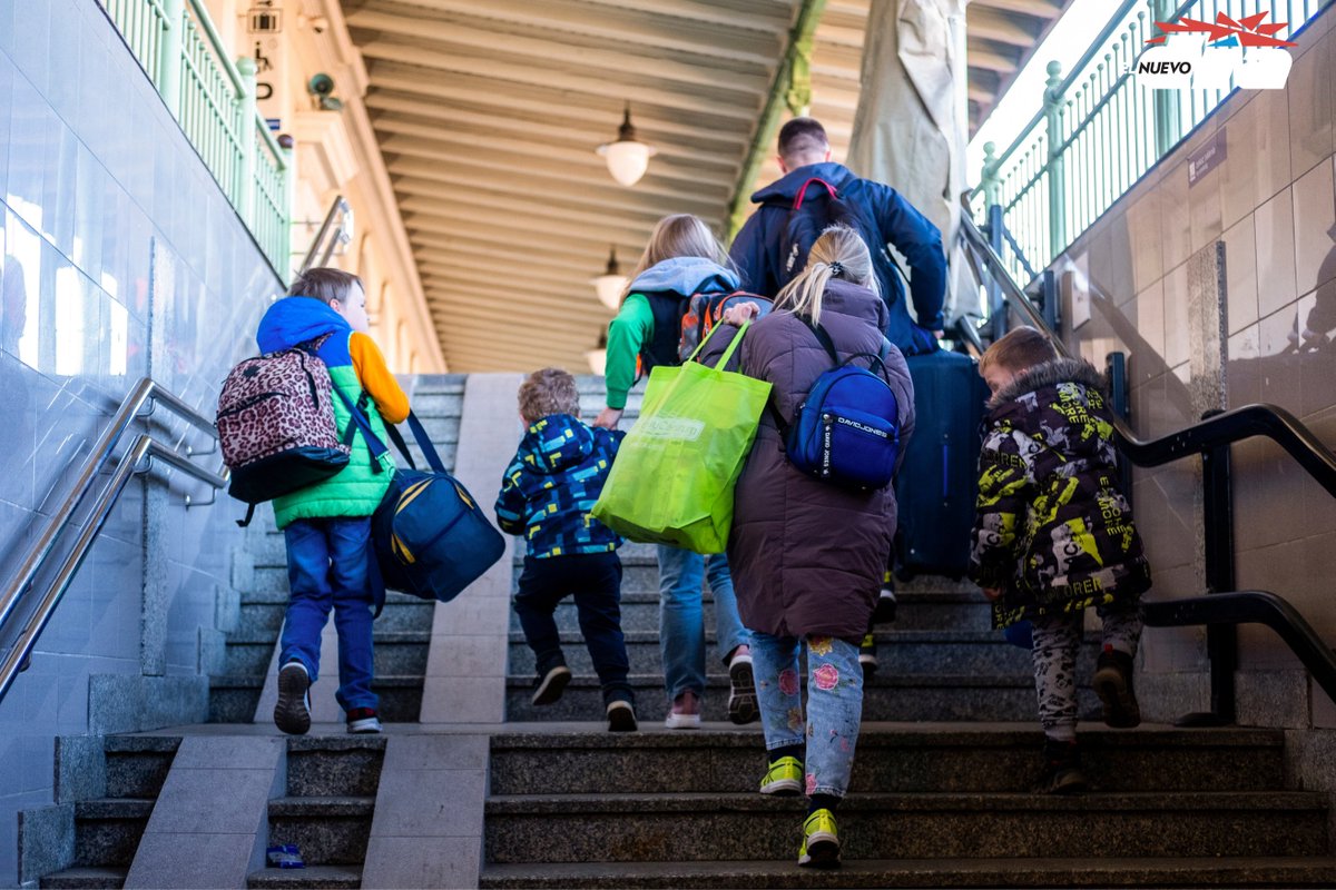 ElNuevoDia's tweet photo. En los cruces fronterizos de Ucrania, los niños son omnipresentes. Se les ve donde quiera que se mire. Abrigados de pies a cabeza. Con sus botas, sus gorros peludos. 📸 @dennismanuel1  🗒️@TorresGotay https://t.co/RdqtjwI3go https://t.co/7PvwX742Jm
