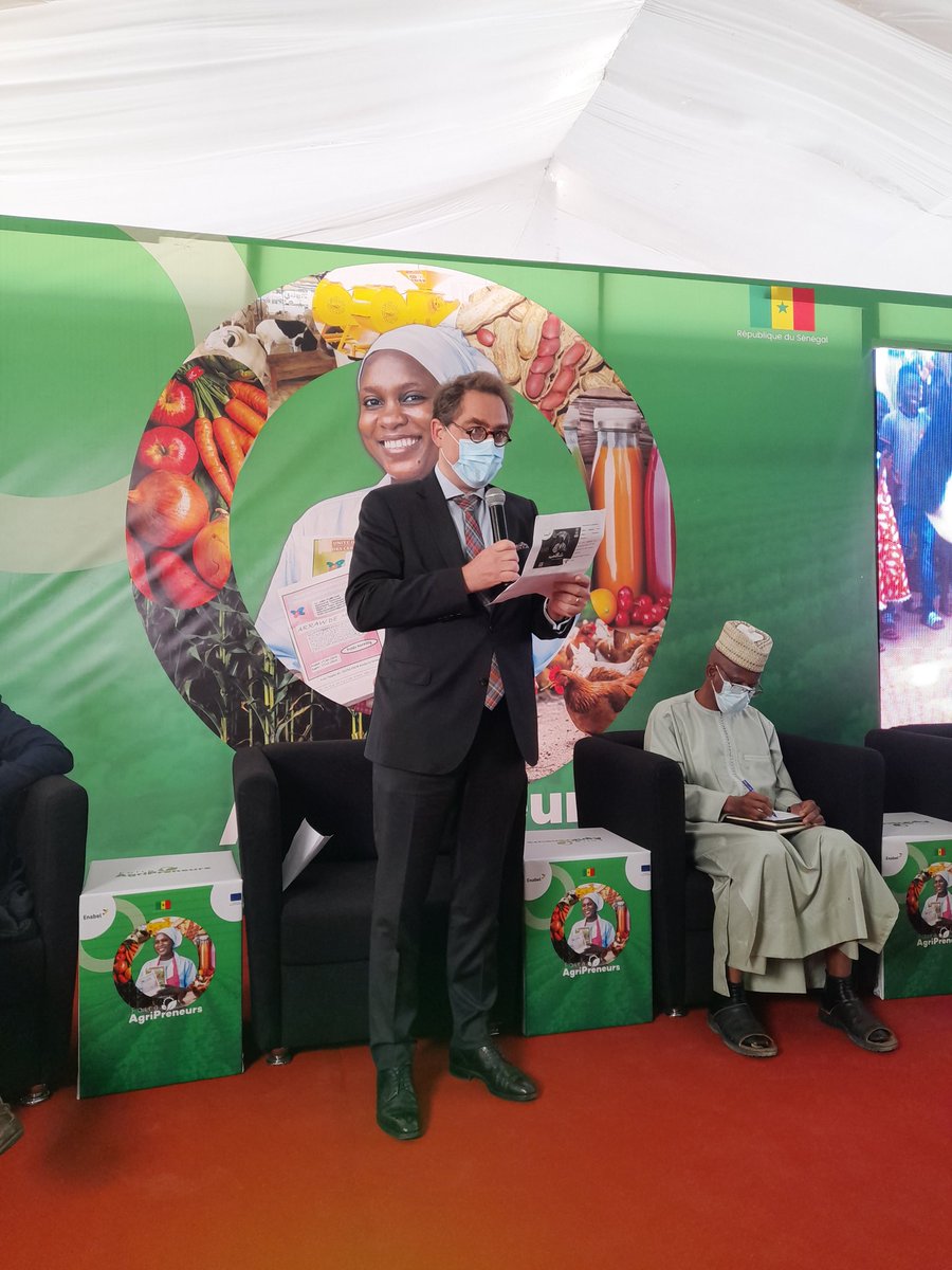 EnabelauSenegal's tweet photo. "L'organisation de cette foire agripreneurs est l'occasion de créer du lien entre les producteurs du bassin arachier et les entreprises du secteur agroalimentaire prêtes à valoriser des produits de qualités" dixit S.E M. Hubert Roisin ambassadeur de la Belgique au🇸🇳. https://t.co/U8lLYd9Jqr