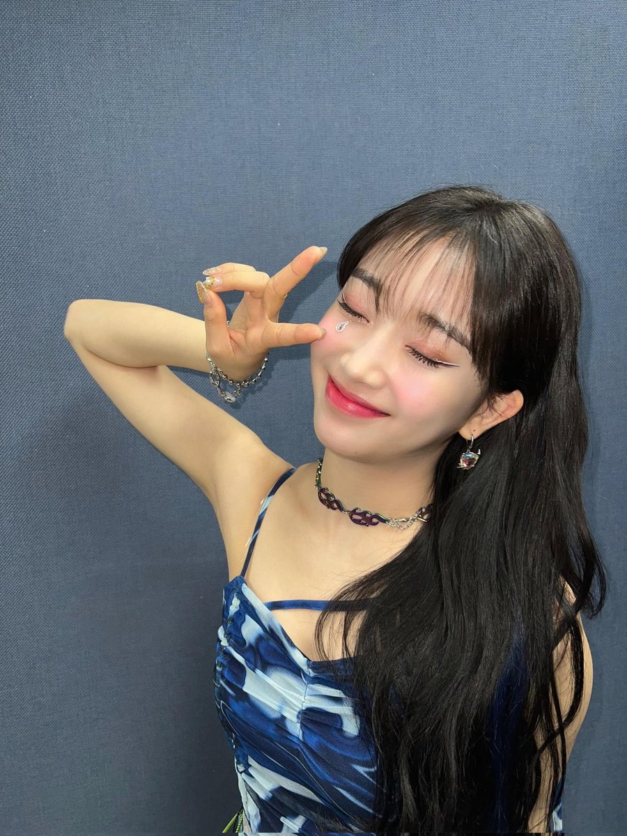 Baezumin's tweet image. Do you feel confident and blue-tiful? SWITH's bunny is bidding her lovely hi to the whole world! Shout out to Yoon for taking such stunning pictures of me with a crystal-like teardrop under my right eye that made my appearance more appealing than ever.