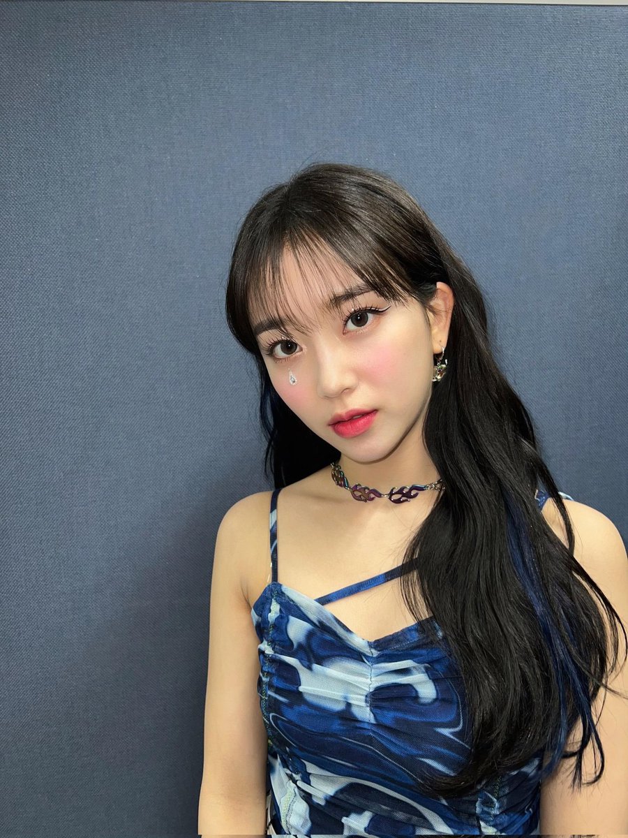 Baezumin's tweet image. Do you feel confident and blue-tiful? SWITH's bunny is bidding her lovely hi to the whole world! Shout out to Yoon for taking such stunning pictures of me with a crystal-like teardrop under my right eye that made my appearance more appealing than ever.