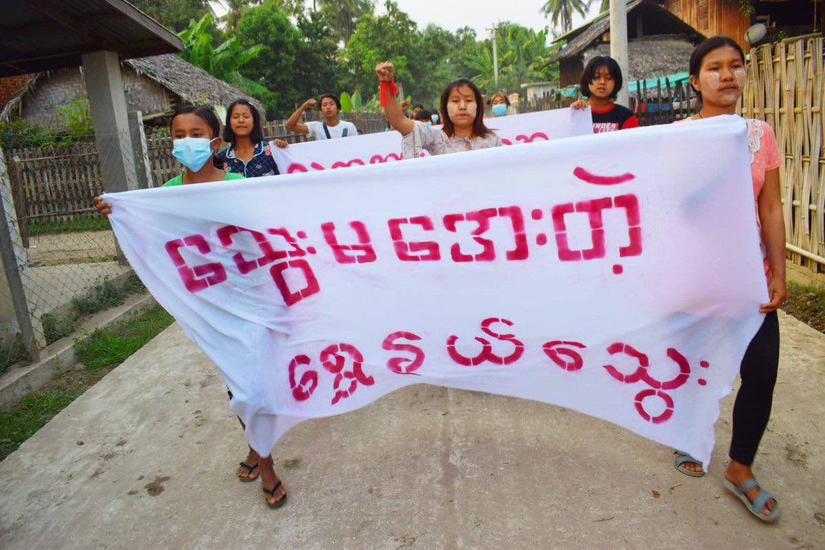 Autumn (@phyutote) on Twitter photo Regular protest movement led by residents from ShweNweThway village, eastern part of #Yinmarbin Twp, marched a 338th day to drive out the #MilitaryDictatorship this evening. #2022Mar29Coup    #WarCrimesOfJunta    #WhatsHappeningInMyanmar Regular protest movement led by residents from ShweNweThway village, eastern part of #Yinmarbin Twp, marched a 338th day to drive out the #MilitaryDictatorship this evening. #2022Mar29Coup    #WarCrimesOfJunta    #WhatsHappeningInMyanmar
