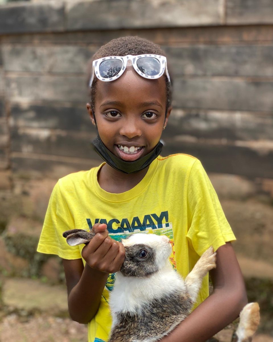 SharamaTours's tweet photo. We didn’t just sing Old Mc Donald had a farm , we actually visited a real farm and made new buddies 😃!  #kidsfarmexperience 🇷🇼 #RwOT #visitrwanda #travelwithsharama #niksaloon https://t.co/nr6EmvZztf