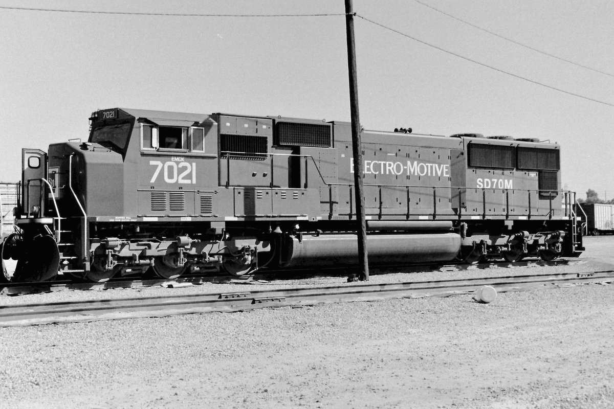 pe314418's tweet photo. 柱が邪魔ですが、リースのSD70Mもおりました。ワインレッドというか、落ち着いた赤でカッコいいなあ…と記憶に残っています。撮影した96年頃は、しばしば見かけた機関車でした。
#SD70M https://t.co/RD3i99hWnw