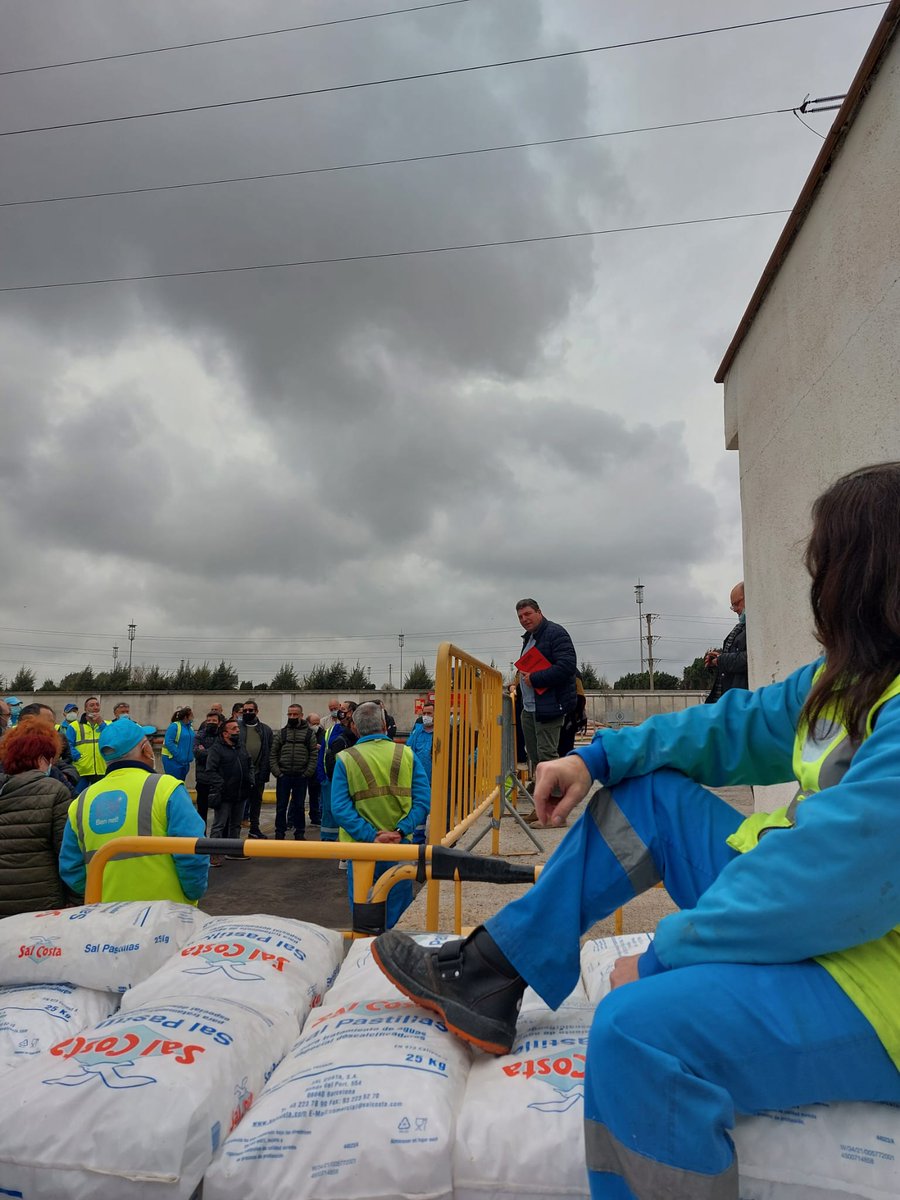 CCOOHabitat_Cat's tweet photo. Convocada vaga infedinida a partir del 21 d"Abril en el servei de recollida de residus i neteja viaria FCC de l'Hospitalet.

L'assamblea de treballadors on ha participat ➕del 90% de la plantilla https://t.co/7dbpNh817W