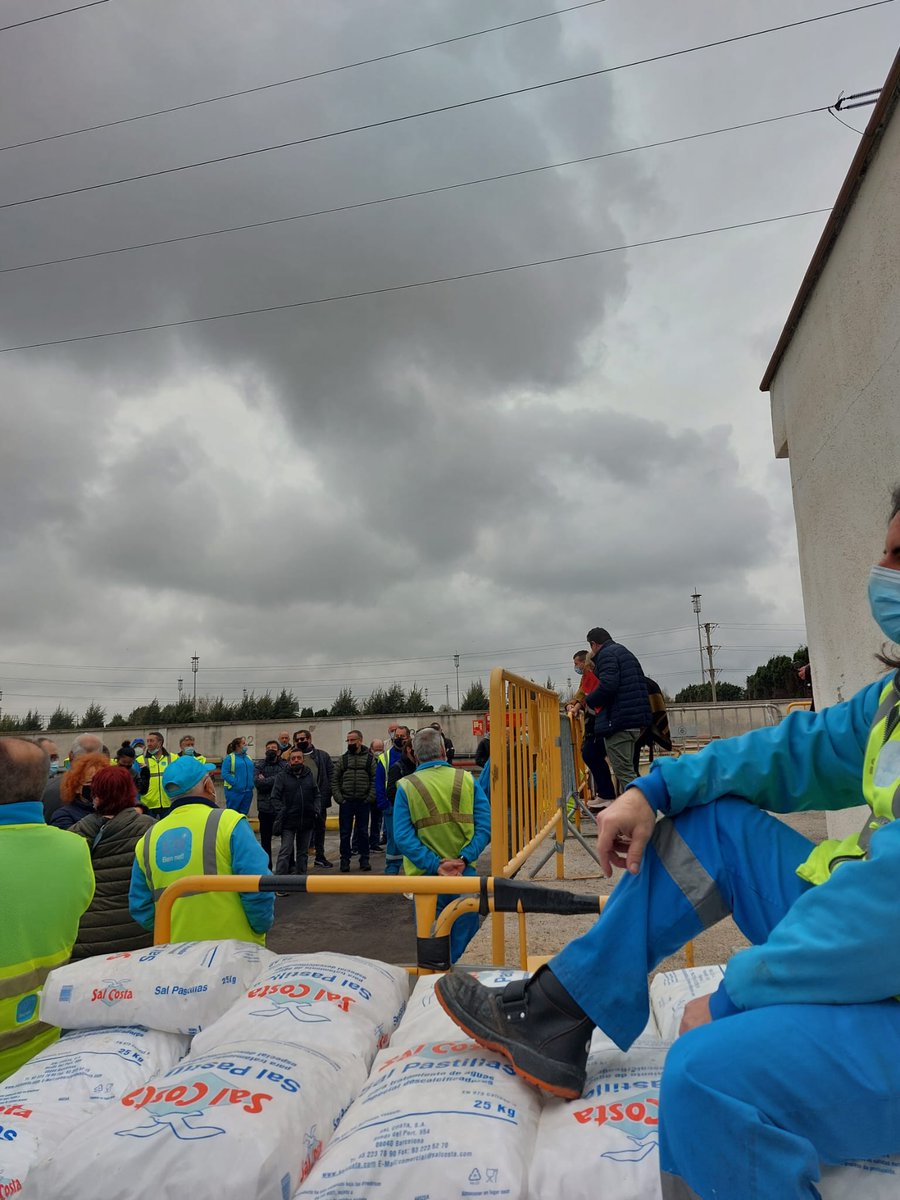 CCOOHabitat_Cat's tweet photo. Convocada vaga infedinida a partir del 21 d"Abril en el servei de recollida de residus i neteja viaria FCC de l'Hospitalet.

L'assamblea de treballadors on ha participat ➕del 90% de la plantilla https://t.co/7dbpNh817W