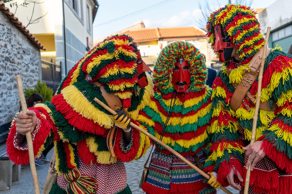 dumundo_e's tweet photo. There are traditions we must preserve, right? The ancient Carnival in the village of Podence, northern Portugal, is one of them. #tradition #beautifuldestination #Carnaval2022 #Portugal https://t.co/GCemQ6rqRk