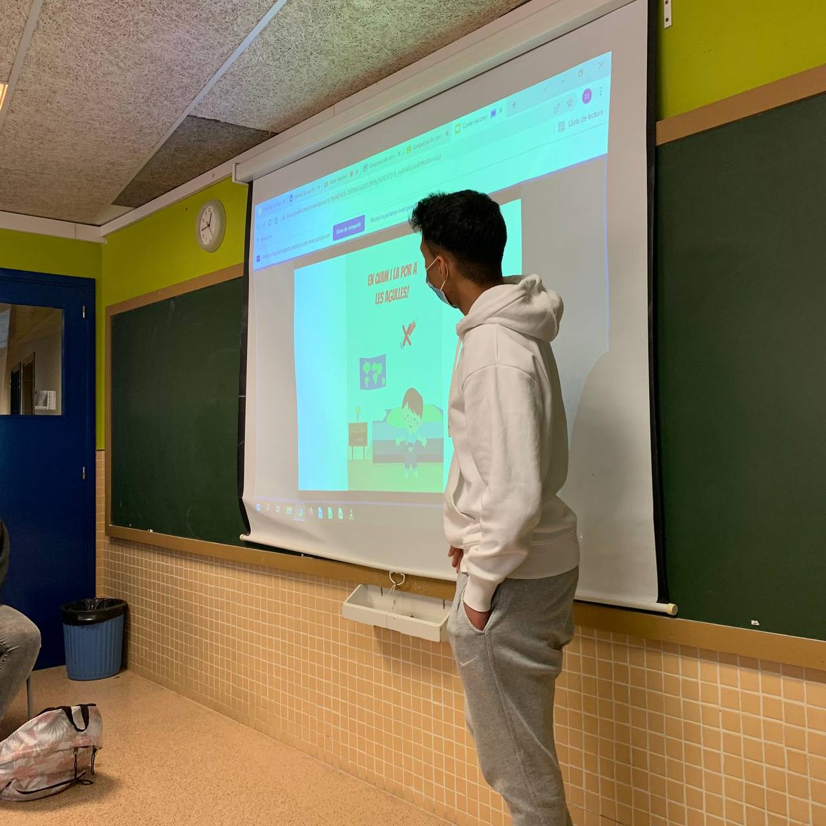 BCNCiencia's tweet photo. 💉Avui ha conclòs la 2a edició de #VacunAcció, activitat #Escolab organitzada per l'@idibell_cat on l'alumnat de l'@epiagranollers ha creat campanyes de conscienciació sobre la #vacunació🦠.

📺 Com? Mitjançant la creació d'anuncis en format vídeo, adhesius i contes infantils. 👇 https://t.co/33fO2zRsYa