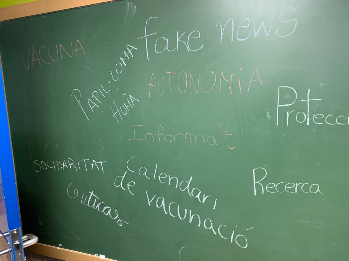 BCNCiencia's tweet photo. 💉Avui ha conclòs la 2a edició de #VacunAcció, activitat #Escolab organitzada per l'@idibell_cat on l'alumnat de l'@epiagranollers ha creat campanyes de conscienciació sobre la #vacunació🦠.

📺 Com? Mitjançant la creació d'anuncis en format vídeo, adhesius i contes infantils. 👇 https://t.co/33fO2zRsYa