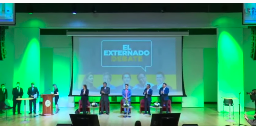 DavidRacero's tweet photo. Claro, cuando el debate lo organiza una Universidad, y se plantean reglas claras sin el show que buscan periodistas para el rating, y se pretende hacer con argumento, ahí sí @FicoGutierrez no se presenta. https://t.co/I65DcyHLo6