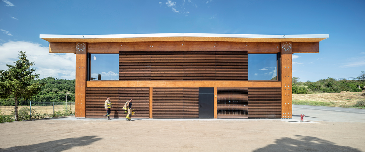 Maderayconstruc's tweet photo. Parque de bomberos en Moià _ Compacto y austero, otorga protagonismo a la estructura como expresión de su presencia en el territorio. 👉 https://t.co/hwC0AjkB32
 
#Arquitectura Josep Ferrando, Pedro Garcia, Mar Puig, Manel Casellas #MaderayConstrucción https://t.co/g8SkMIMpar