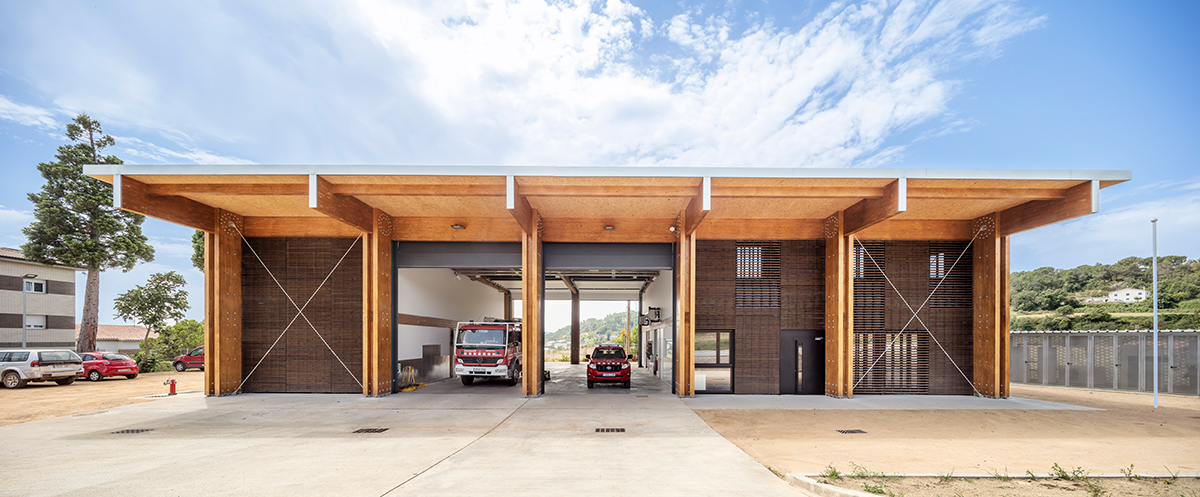 Maderayconstruc's tweet photo. Parque de bomberos en Moià _ Compacto y austero, otorga protagonismo a la estructura como expresión de su presencia en el territorio. 👉 https://t.co/hwC0AjkB32
 
#Arquitectura Josep Ferrando, Pedro Garcia, Mar Puig, Manel Casellas #MaderayConstrucción https://t.co/g8SkMIMpar
