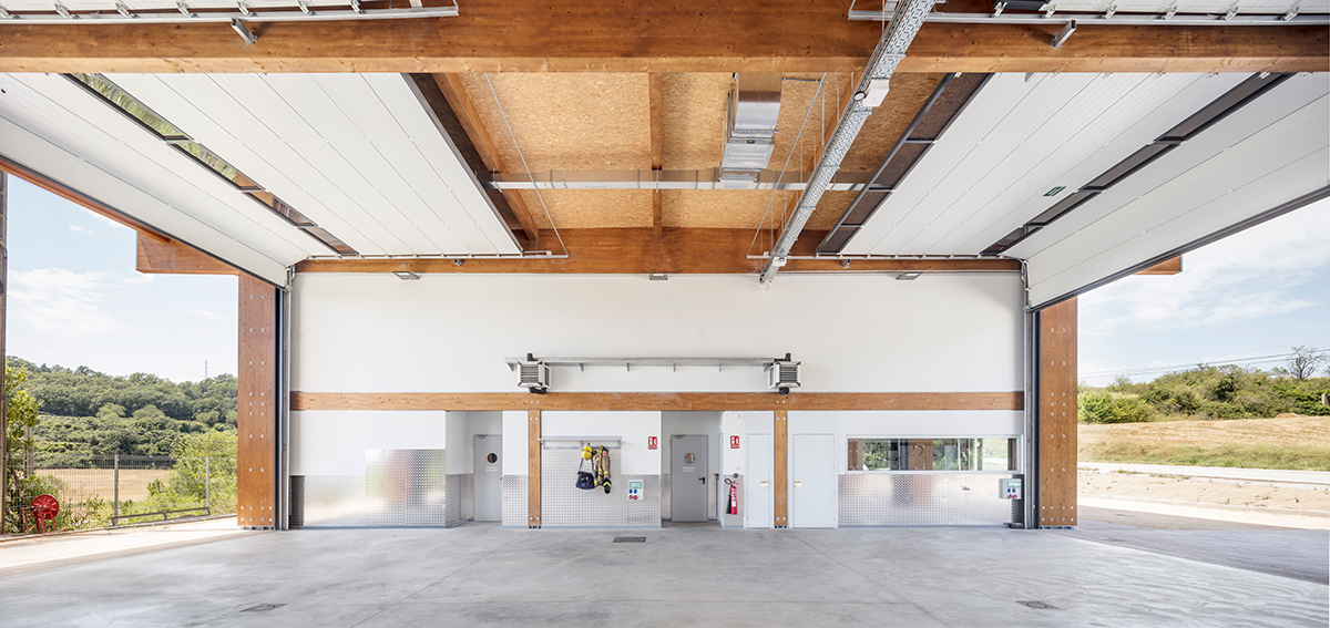 Maderayconstruc's tweet photo. Parque de bomberos en Moià _ Compacto y austero, otorga protagonismo a la estructura como expresión de su presencia en el territorio. 👉 https://t.co/hwC0AjkB32
 
#Arquitectura Josep Ferrando, Pedro Garcia, Mar Puig, Manel Casellas #MaderayConstrucción https://t.co/g8SkMIMpar