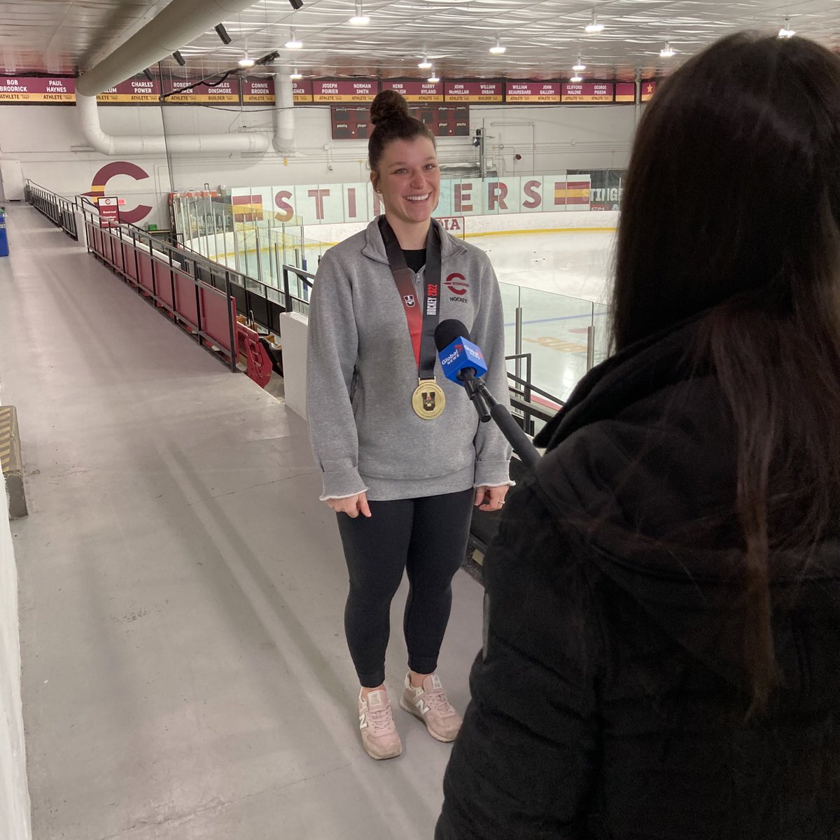 All smiles in front of the cameras 😃 

Stingers women’s hockey head coach Julie Chu and captain Audrey Belzile met with the media this morning to discuss the team’s national championship victory.

#CUstingers #CUhockey #Montreal