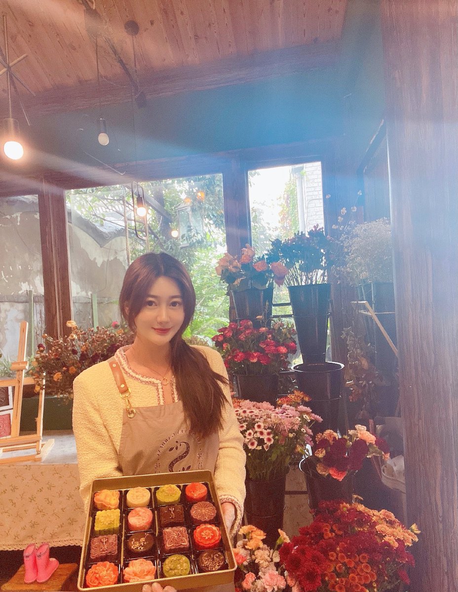 LinChenxi6688's tweet photo. The beauty in life is not given to us by life, but by the clear reflection of our hearts and life. Not only our hearts seek the beauty of life, but the beauty of life surges against our hearts. https://t.co/MbyBx642Js