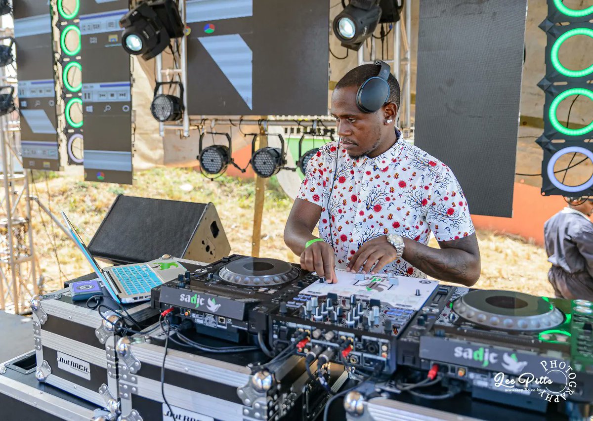 ariseflow254's tweet photo. Genius DJ @djcarian with his toys 
#FlowEmbu 

📸: @leepittsphotog1 https://t.co/62KmjTTy25
