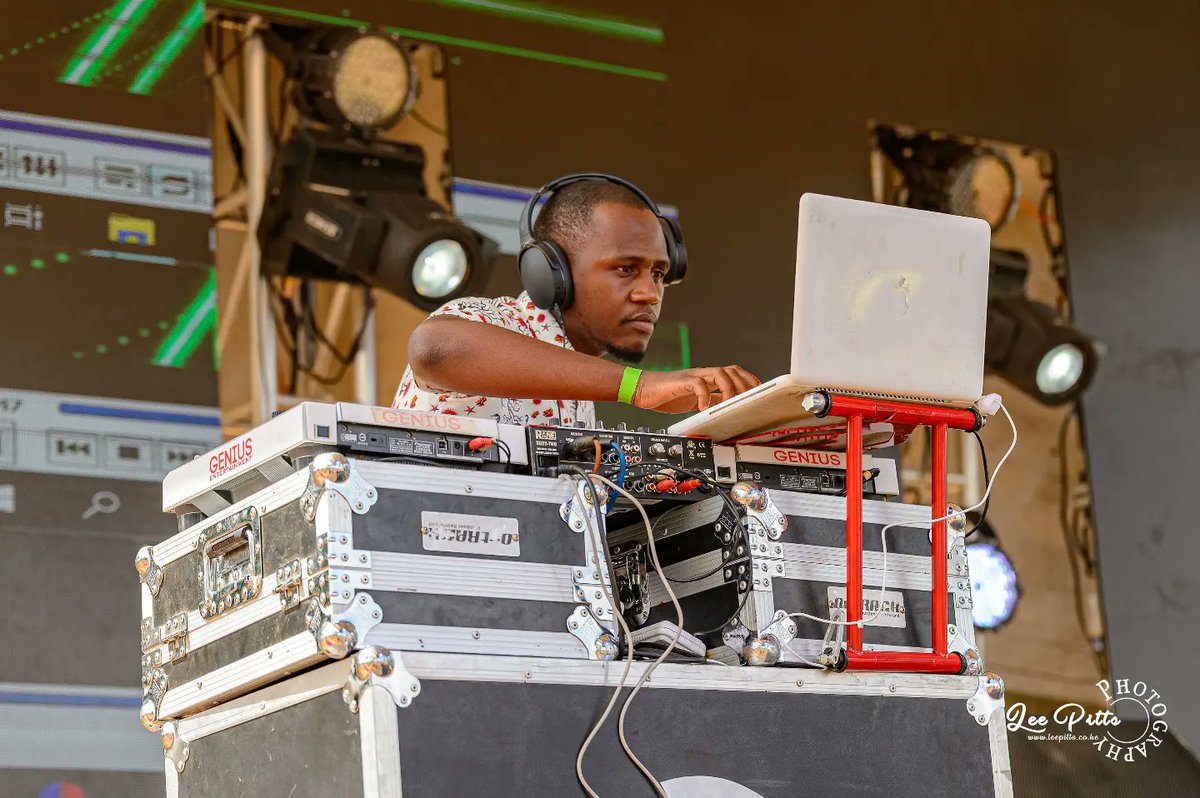 ariseflow254's tweet photo. Genius DJ @djcarian with his toys 
#FlowEmbu 

📸: @leepittsphotog1 https://t.co/62KmjTTy25