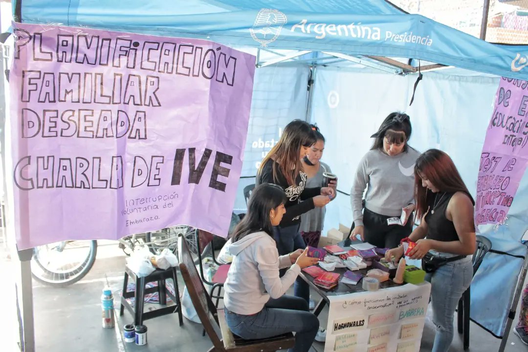 evitacomuna8's tweet photo. Ayer participamos del operativo de El Estado en tu Barrio en Piletones con las compañeras promotoras de género, asesoría social de Casa Pueblo y consejería en ESI. Además estuvo presente la Unidad Productiva gastronómica Panadería Rincón de la Libertad. https://t.co/0NFj8KWe04