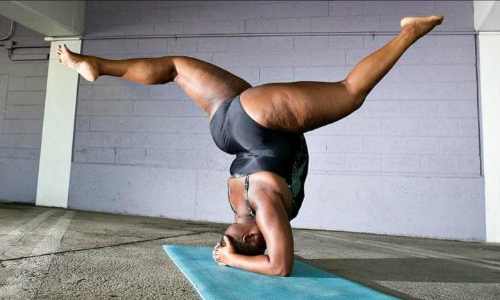 JormunWitch's tweet photo. para los gilipollas que dicen que esta persona no hace deporte y este anuncio promueve "que los gordos no hagan deporte" Esta señora es Jessamyn Stanley, una instructora de yoga y escritora que promueve el body positive. Probad a intentar hacer lo mismo, patéticos infumables https://t.co/Jniu0BL9sj