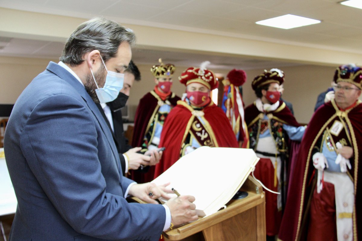 paconunez_'s tweet photo. El mantenimiento de nuestras tradiciones es fundamental para construir una región de futuro.

Hoy he podido disfrutar de las Fiestas de Moros y Cristianos de Valera de Abajo, junto a su alcalde Daniel Perez. https://t.co/qBJD9WzTHL