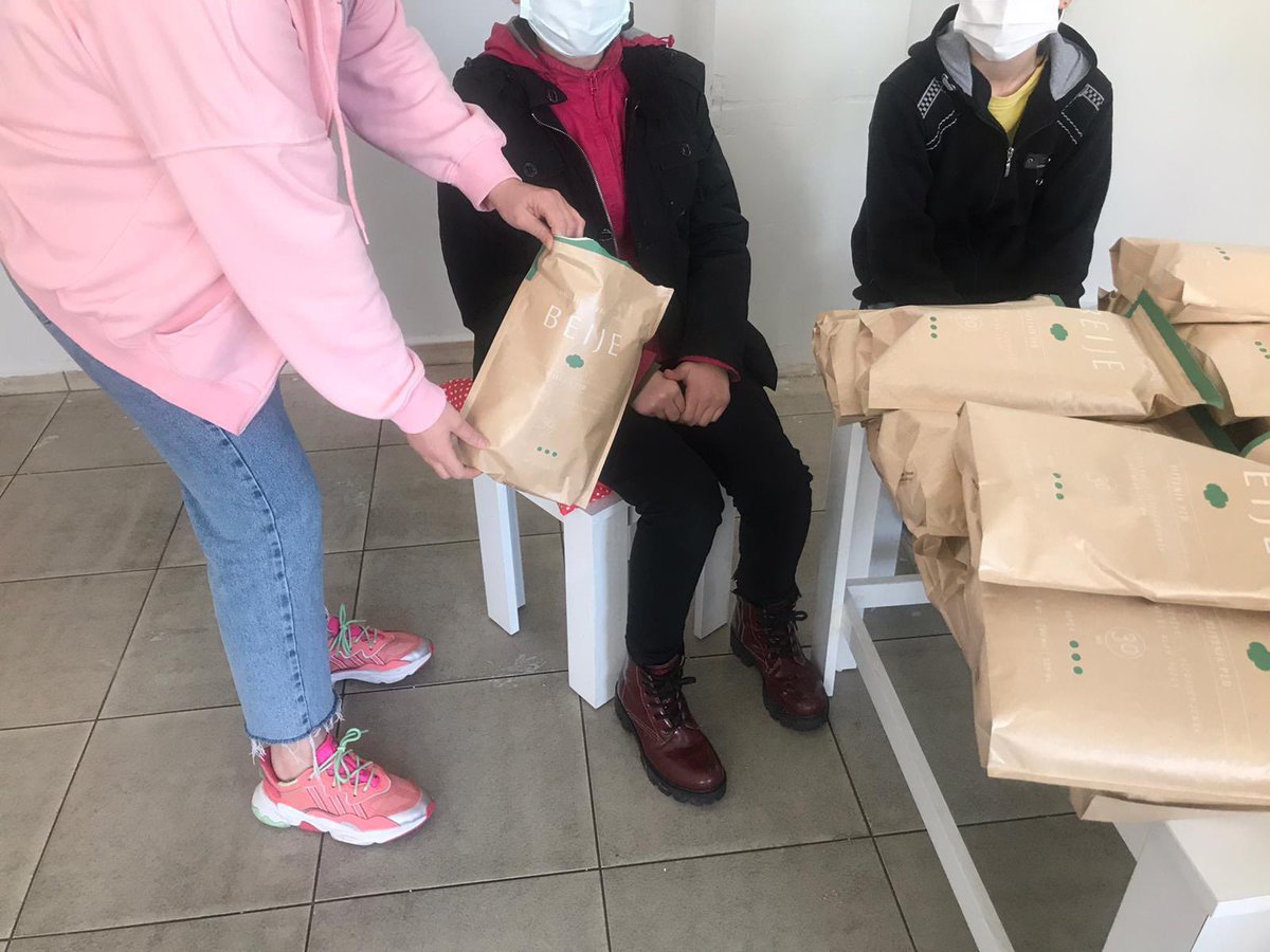 beijewomen's tweet photo. Regl yoksulluğu ile mücadelemize son hız devam ediyoruz! 🚀 BEIJE paketleri bugün Ağrı ve Ordu’daki okullara ulaştı.

Kârımızın %8’ini bağışlayarak, ülkemizde ihtiyacı olan herkesin menstrüel ürünlere ulaşabilmesi için çalışıyoruz. Ailemize katılarak bize destek olabilirsin! 💛 https://t.co/EEpvnqzzO6