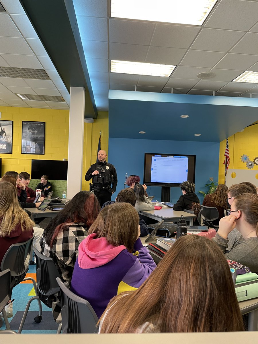 <a href="/SroMcbride/">SRO McBride</a> teaching Digital Citizenship-Social Media and Digital Footprints to our 8th grade students. @MartellTrisha <a href="/DrToddKeruskin/">Dr. Todd Keruskin</a> #EFProud