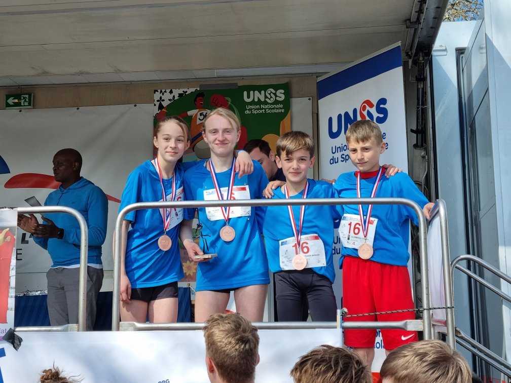 clos_as's tweet photo. Quelle émotion et quel bonheur  !
L'équipe minime mixte du collège Clos de Pouilly Vice championne de France de cross !
Les benjamins sur la 3eme marche du podium !
Quel EXPLOIT, 2 podiums nationaux !
Merci @UNSSdijon 
Merci @unss21
Merci @DUCathletisme 
Merci @Alexis_Miellet https://t.co/OKFFcXTQQO