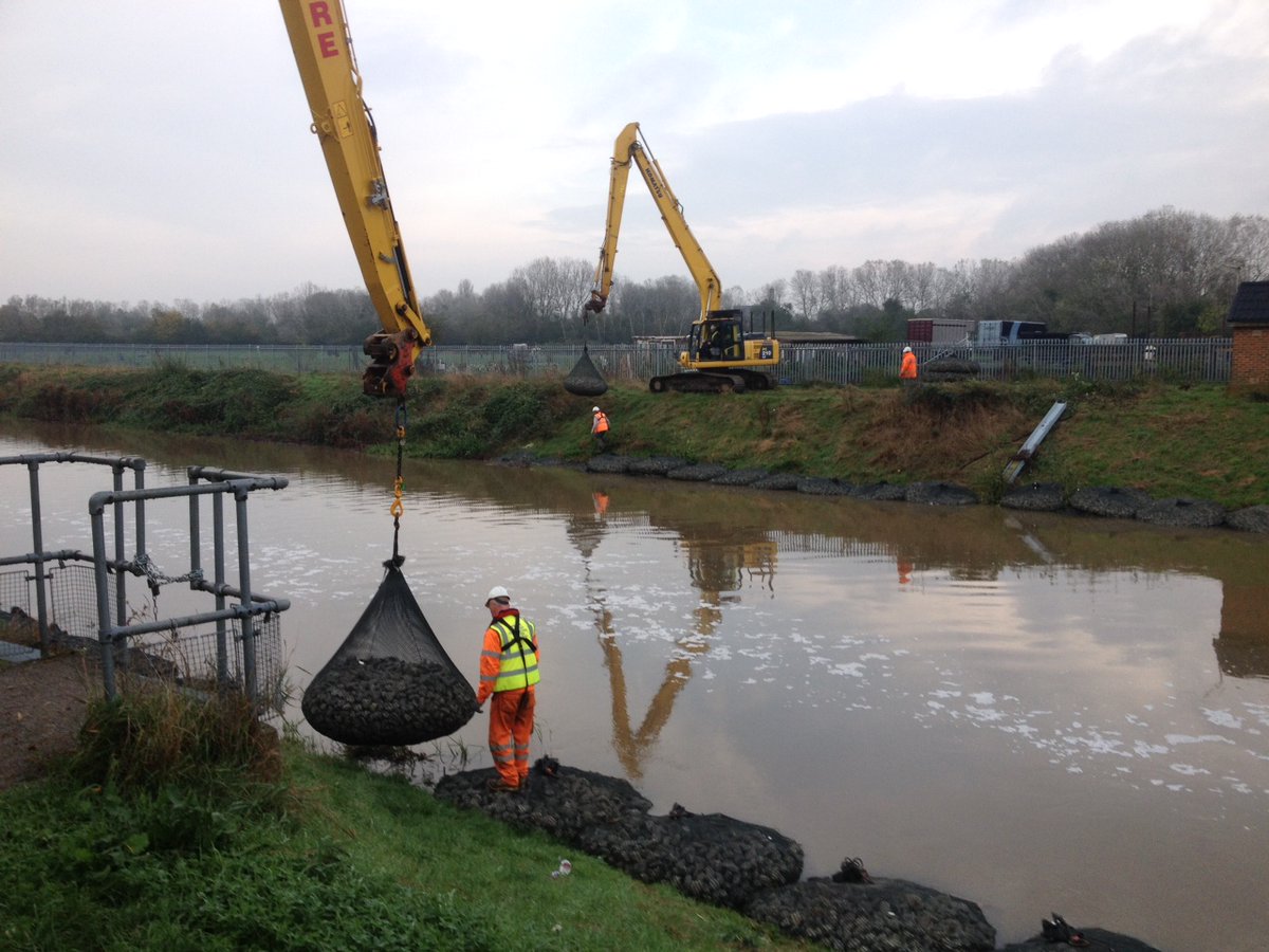 RidgewayOnline's tweet photo. Fast deployment of a flexible structure for river bank scour protection with Rockbags made from 100 % recycled material. Stock Sales Service Europe & UK https://t.co/Bitz6k45S9 #CivilEngineering #floodprotection #marineworks #floodalleviation @ICE_engineers https://t.co/xIGS4Zh6EV