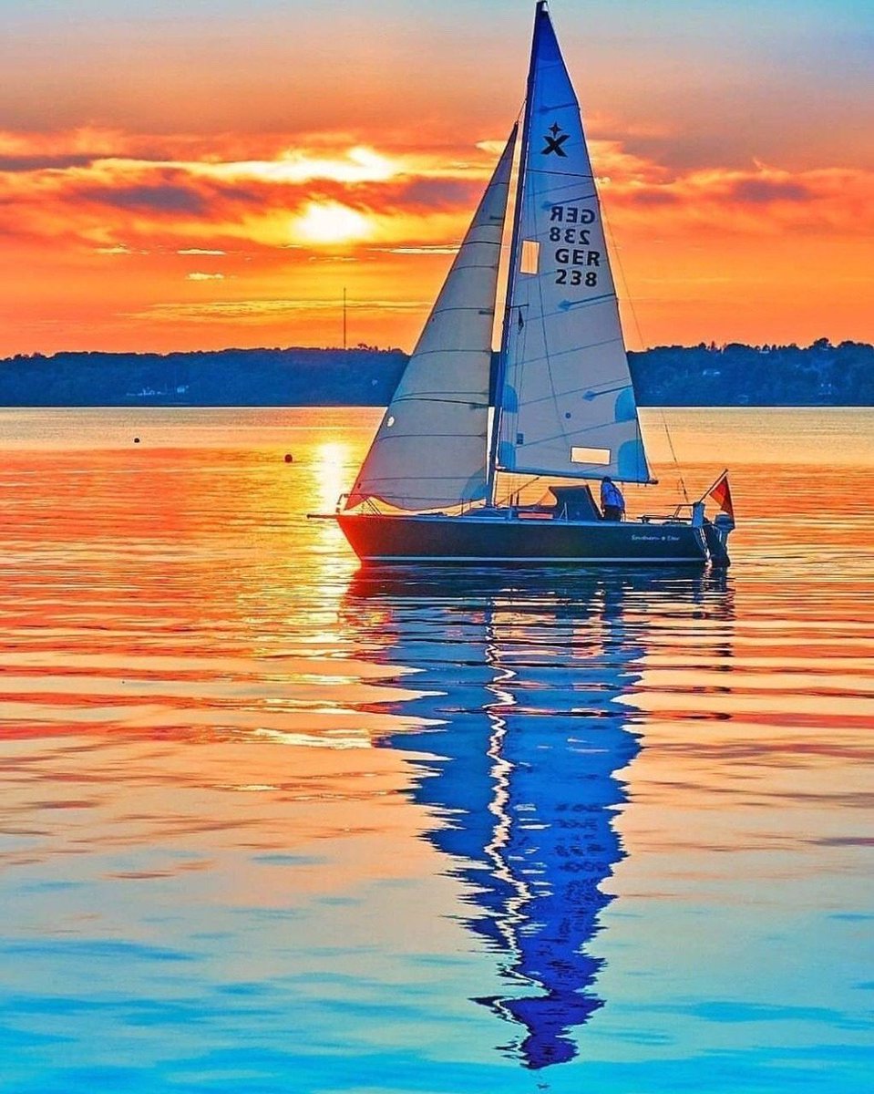Beautiful sunset ⛵🧡💙