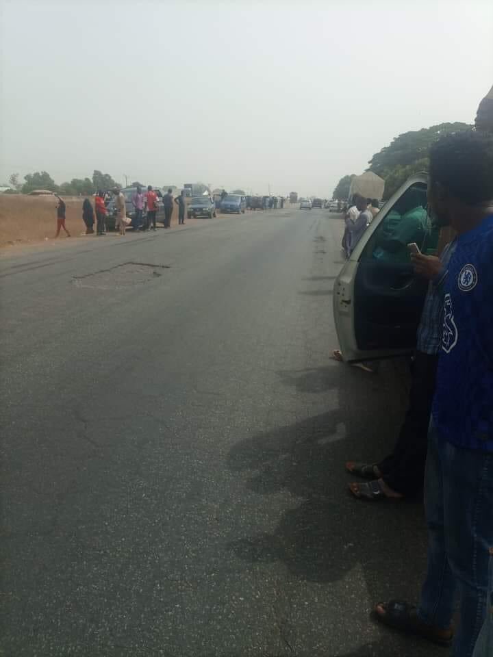 People stranded as Bandits blocks Abuja-Kaduna Expressway.