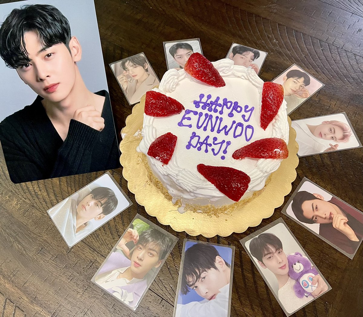Georgine_chacha's tweet photo. This is the 1st time I’ve ever bought a birthday cake for someone who doesn’t even know i exist. My fam thinks I’m cray cray.. but who cares right? I’m celebrating the birth of a person who brings so much happiness to my life! #밝게빛날_은우의_26번째_봄
#HappyEunwooDay #차은우 https://t.co/SfsvjJeTkT