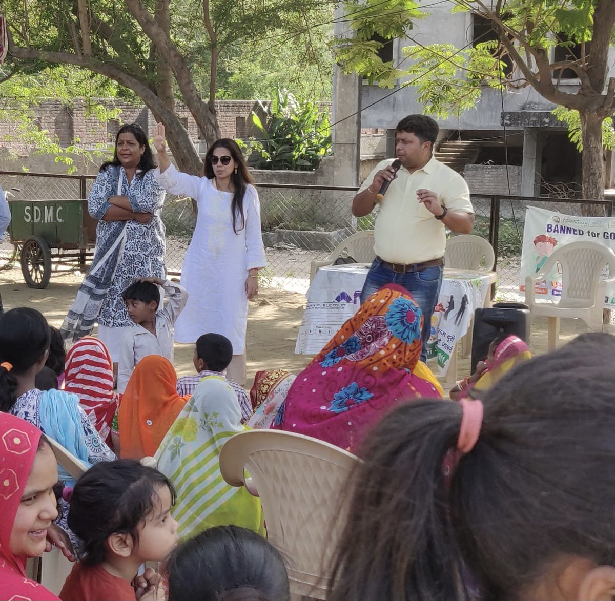 smitaroy_'s tweet photo. #SwachhSurvekshan2022SDMC
#SwachhSurvekshan2022
SDMC SZ DC @Ankita1988 with @AmeenaTalwar in association with @NCUI @PeepalTreeFoundation organised ‘Face to Face’ with less privileged women for awareness #cleanliness #wastesegregation &amp; form SHGs at Bastis/JJ Camps in Vasant Kunj https://t.co/JE4K0sCIbK