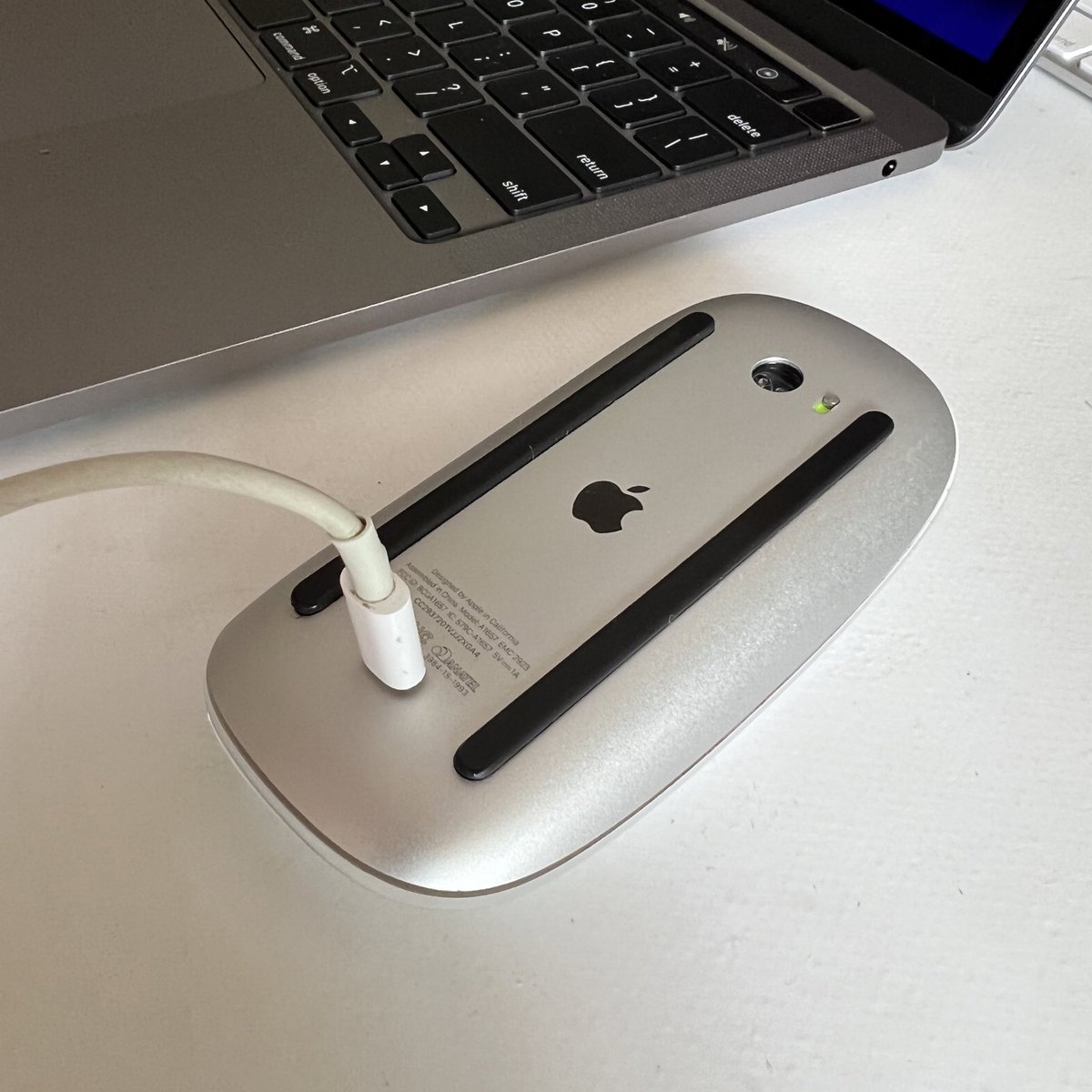 rodolpho's tweet photo. eu NUNCA vou perdoar a apple por fazer um mouse que só carrega de barriga pra cima https://t.co/lNLgsCH2kM