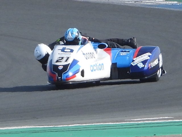 drieszwikker0's tweet photo. Vanmiddag druk op de baan. Ook Bennie Streuer was met passagier aanwezig. Testen voor het nieuwe seizoen. #zijspan @ttcircuitassen https://t.co/xTniKVzHok