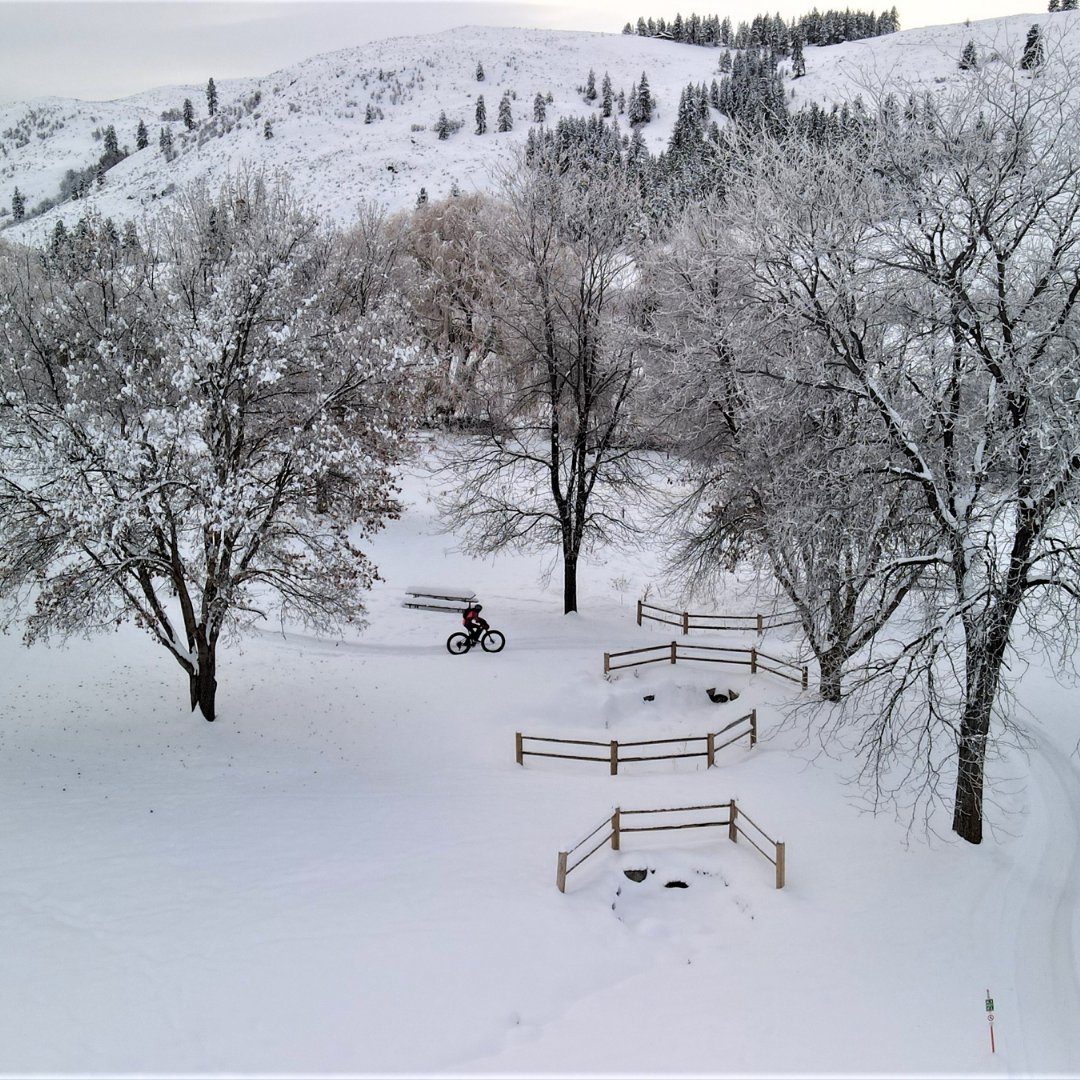 WaStatePks_WNTR's tweet photo. #PearryginLake and #Methow snow trails will be groomed until April 18! @MethowFatbike https://t.co/cXPpUbKy4j