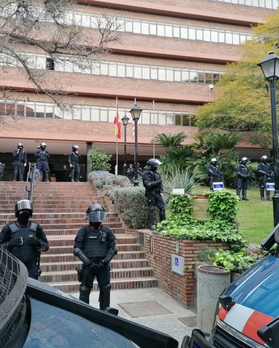 Sr. Cambray tornem a ser molts al carrer i no desistirem. Si hem de fer vaga, la farem per revertir les retallades per tal de millorar la qualitat de l'educació. 
Aquesta no és la menera de rebre els docents per arribar a acords. 
No cal repressió, sinó negociació i diàleg.