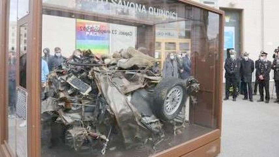 HyperBrigs's tweet image. Oggi è stata fatta sacra ostensione della QuartoSavona15 a Ravenna. 
Non capisco perché i sacri resti che sono conservati in una lucida teca non corrispondano all'auto trovata sul luogo del delitto