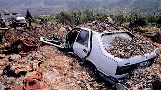 HyperBrigs's tweet image. Oggi è stata fatta sacra ostensione della QuartoSavona15 a Ravenna. 
Non capisco perché i sacri resti che sono conservati in una lucida teca non corrispondano all'auto trovata sul luogo del delitto