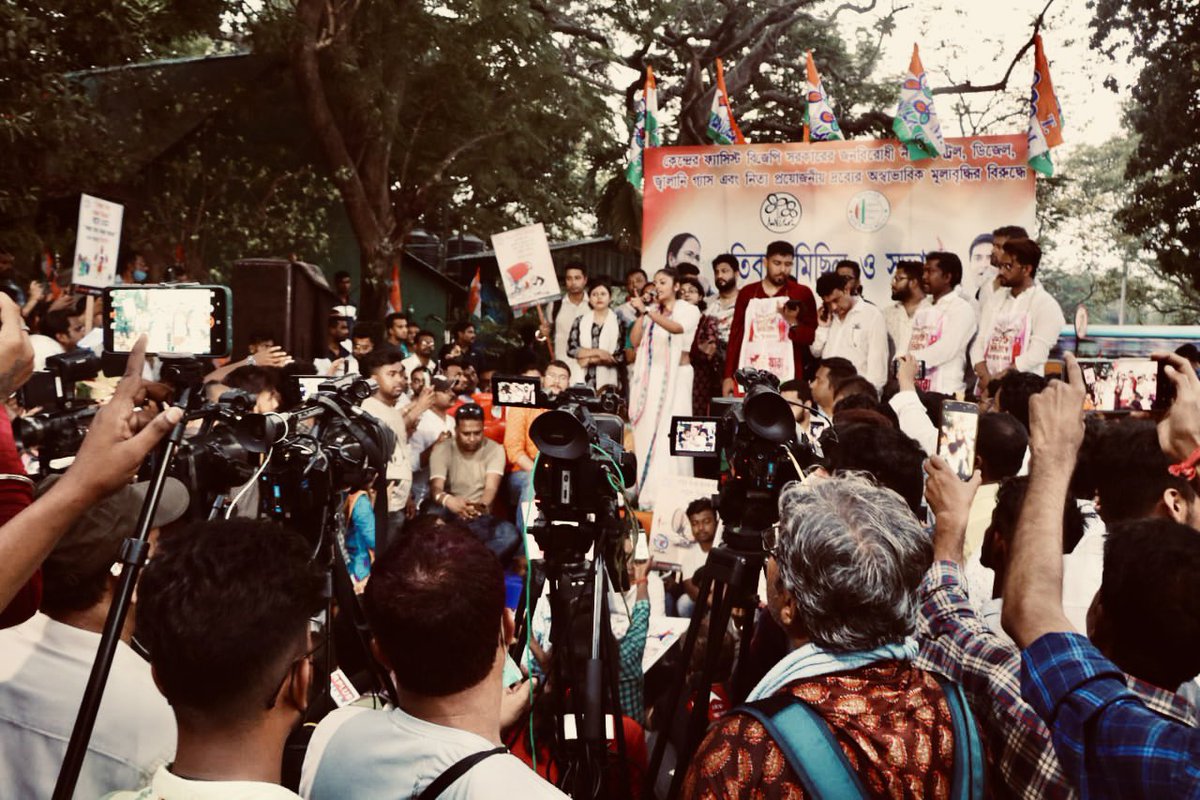 sayani06's tweet photo. “If I were to remain silent, I'd be guilty of complicity.”
Albert Einstein

#ProtestAgainstPricehike #PetroldieselLpg
#ModiHainTohMehengaiHain
#TMCPTMYCMegaProtestRally https://t.co/9SxTTep3jr