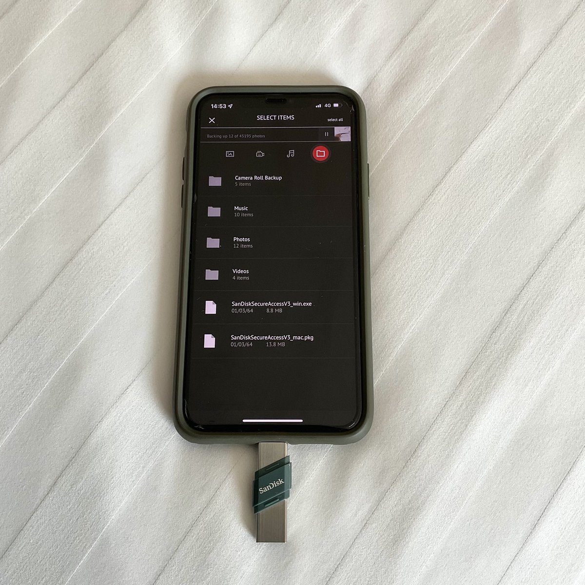 Dekchaikumkom's tweet photo. ความจำเครื่องจะไม่เต็มอีกต่อไปแล้วอะมึง ตั้งแต่ใช้ SanDisk ตัวนี้เลยจ้า มันสามารถโอน ย้ายรูปภาพ ไฟล์ต่างๆไปมาระหว่างเครื่องได้เลย มีหลายความจำให้เลือกเลยตั้งแต่ 64-256 GB ชอบสุดคือมีสองหัวสำหรับเสียบ Iphone และ USB คือดีงามมากๆ 100/10 https://t.co/VrgDMUDehJ
