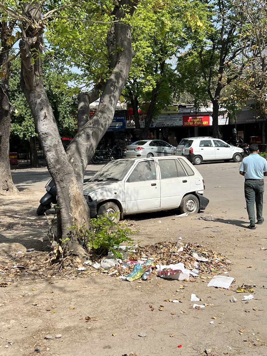 lovedeepsleo's tweet photo. @MCChandigarh @MoHUA_India Car parked in broken  condition out side shop number 142, sector 35 d, aata chakki https://t.co/qXIyz5vC8G