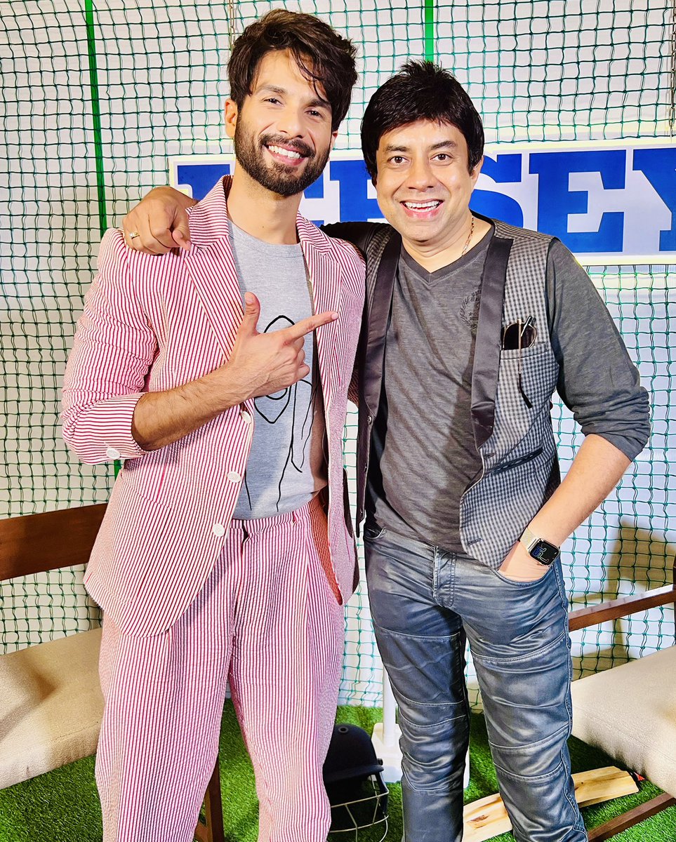 anuraagpandey's tweet photo. feverfmofficial meeting @shahidkapoor after two years, excitement level max !!!!!! #picturepandey #jersey #shahidkapoor https://t.co/u7vUPQEcfj