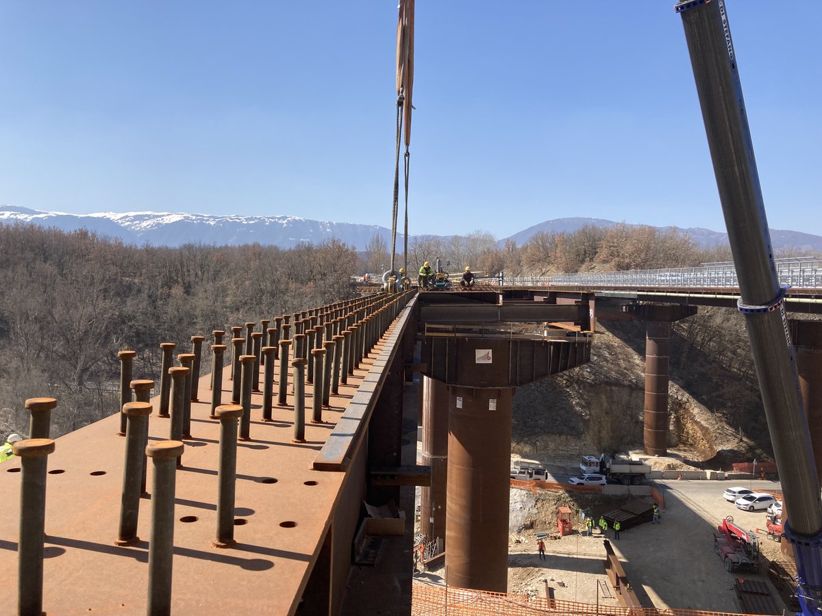 #A24 GENZANO Completata, la ricostruzione della carreggiata est. La rete infrastrutturale dell’area aquilana potrà presto disporre di un nuovo Viadotto antisismico, realizzato in acciaio corten e dissipatori sismici di ultima generazione. #Marzo2022 👉bit.ly/3II4swF