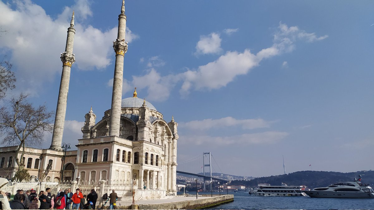 Recomiendomundo's tweet photo. Las mezquitas de #Estambul son una auténtica maravilla, no sabríamos decir cuál nos gusta más. Además de las joyas de la corona Santa Sofía y Mezquita azúl, ¿con cual de estas os quedáis? 1.Solimán 2.Ortakoy 3.Taksim
#VisitIstanbul https://t.co/VxOxfHNUAR