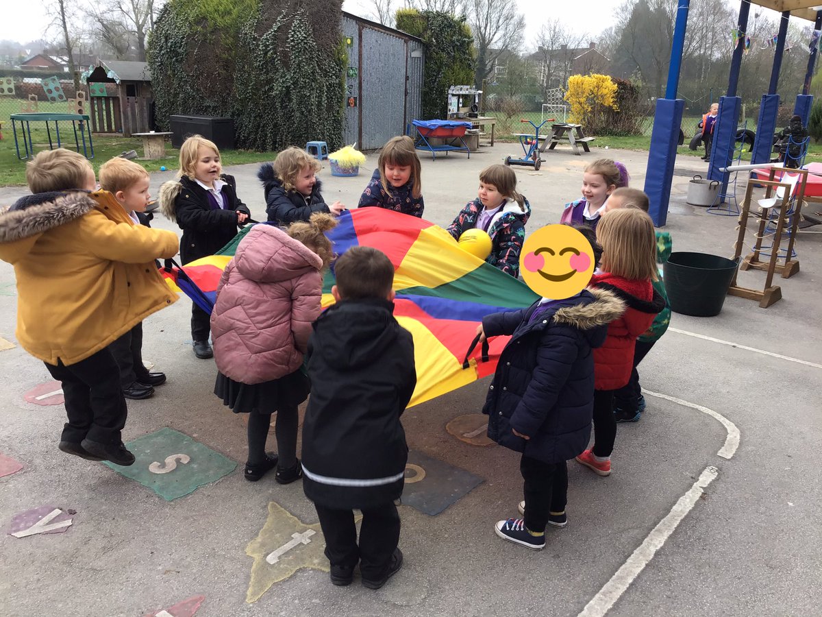aspear_'s tweet photo. Nursery have loved playing with the parachute this morning, look at those happy faces! 😁😁 #outdoorlearning @MissWhitehurst_ @RowParkAcademy https://t.co/wfpJpJ1rHf