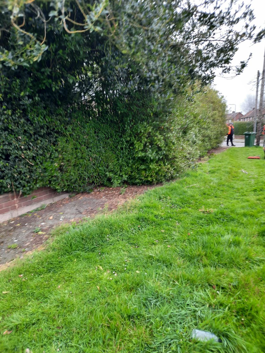 LizRushton5's tweet photo. Great to see the difference the unpaid work team in Selby @SelbyDC have made today cutting back hedges and footpath edging. #CommunityPayback #thespringclean https://t.co/sZLDUnrtx3