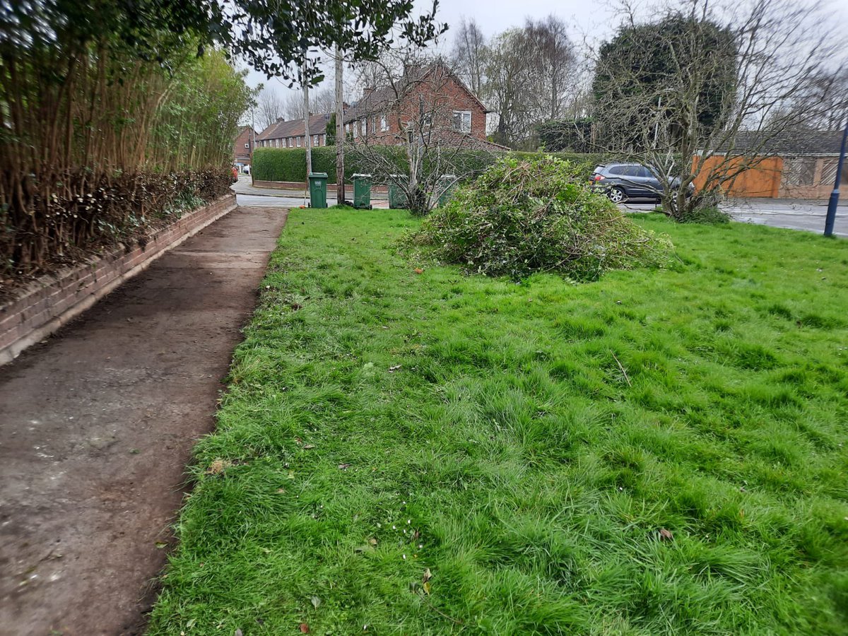 LizRushton5's tweet photo. Great to see the difference the unpaid work team in Selby @SelbyDC have made today cutting back hedges and footpath edging. #CommunityPayback #thespringclean https://t.co/sZLDUnrtx3