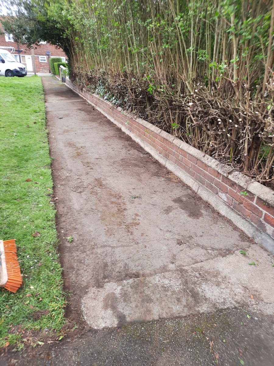 Great to see the difference the unpaid work team in Selby <a href="/SelbyDC/">Selby DC</a> have made today cutting back hedges and footpath edging. #CommunityPayback #thespringclean