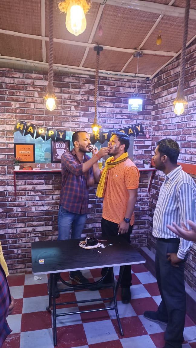 Nikhiljha538's tweet photo. आज रितेश जी के जन्मदिवस के अवसर पर @TheChaiClub में पार्टी दिया गया।
र��तेश जी को पुनः जन्मदिवस की ढेर सारी शुभकामनाएं एवं हार्दिक बधाई 🥳🎂🎊🎁💐😊
@MaithilAnup 
@AvinashPurnea 
@meetwidritesh 
@MithilaStudent 
@PurneaMsu https://t.co/MNi1Nc5aM5