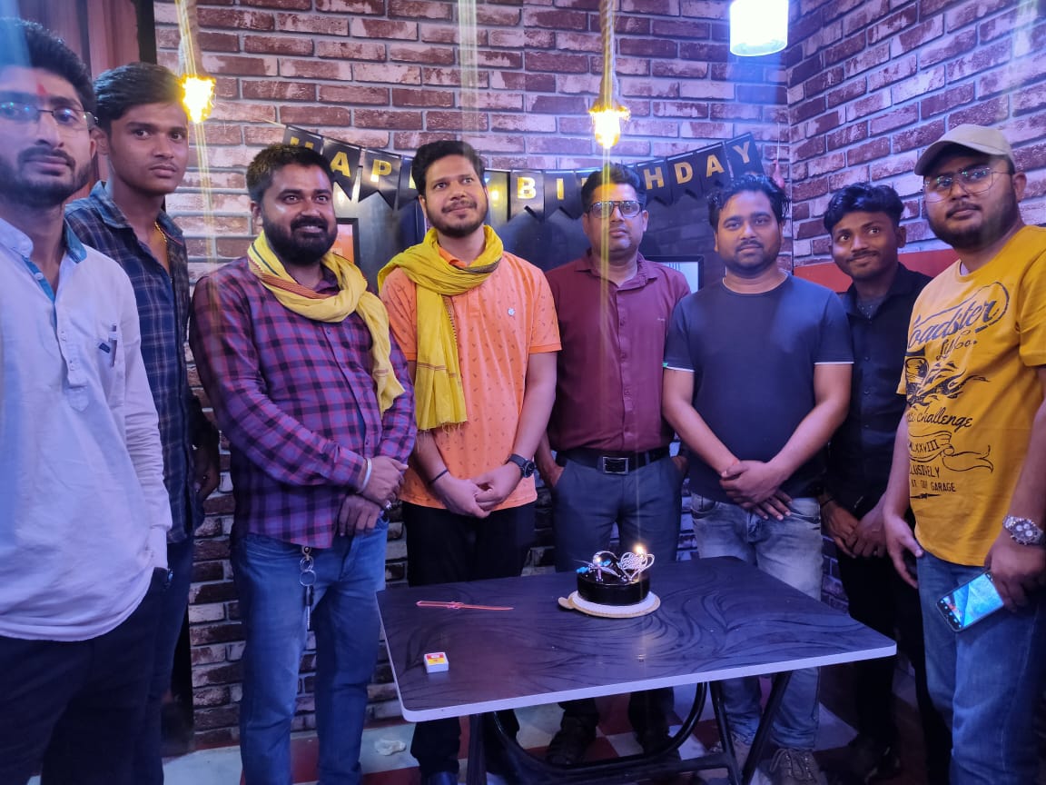 Nikhiljha538's tweet photo. आज रितेश जी के जन्मदिवस के अवसर पर @TheChaiClub में पार्टी दिया गया।
र��तेश जी को पुनः जन्मदिवस की ढेर सारी शुभकामनाएं एवं हार्दिक बधाई 🥳🎂🎊🎁💐😊
@MaithilAnup 
@AvinashPurnea 
@meetwidritesh 
@MithilaStudent 
@PurneaMsu https://t.co/MNi1Nc5aM5