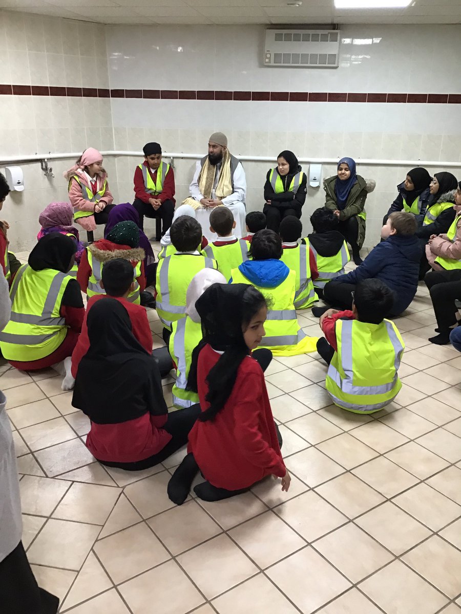 Our first year 5 trip was a success! The children had a wonderful time looking around Leicester Central Mosque today 🕌 and the Imam was very welcoming! We look forward to our next trip 🏏 #kestrelmeadtrips @kestrelmead